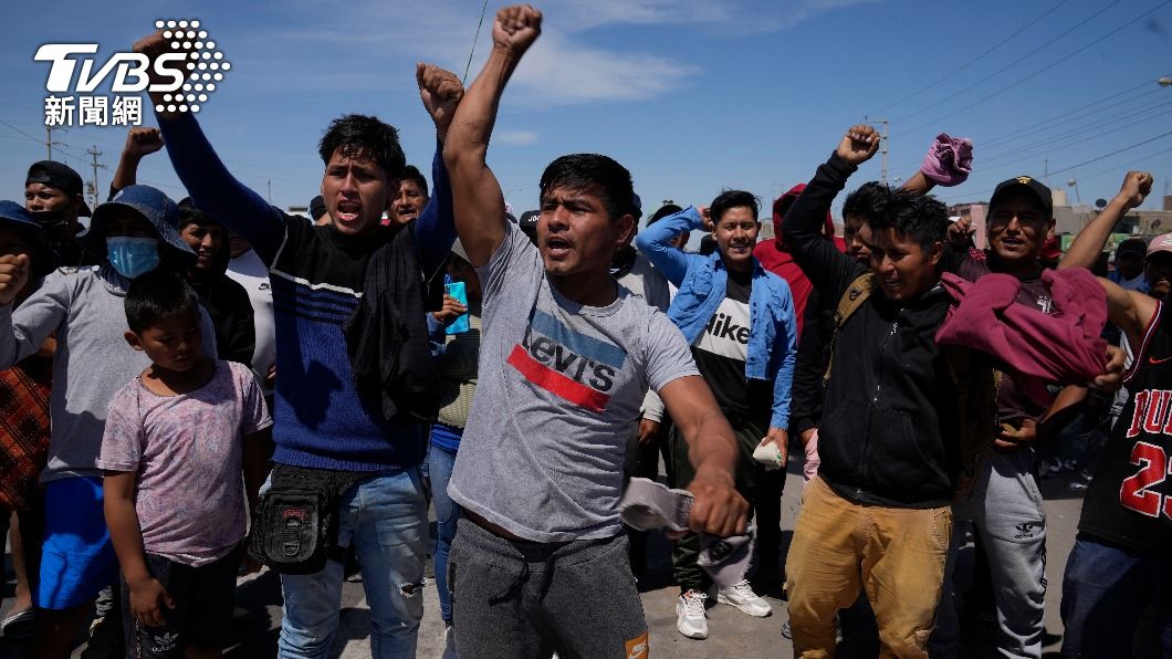 秘魯民眾示威要求提早選舉、釋放入獄的前總統卡斯蒂約。（圖／達志影像美聯社）