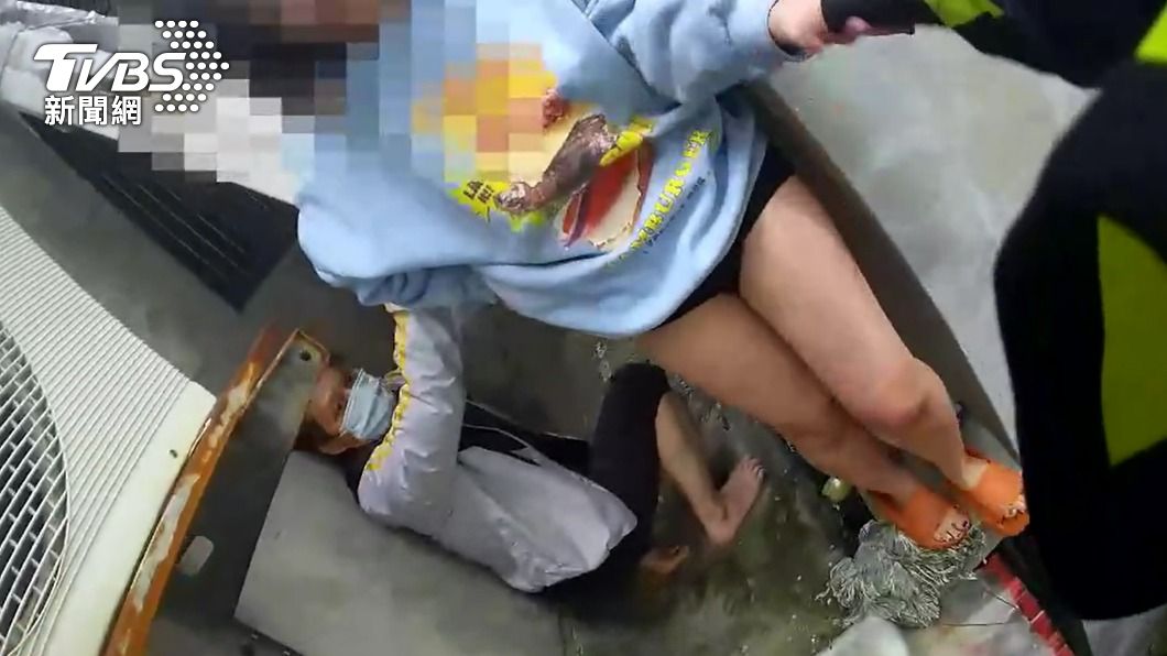 警民聯手救出受困陽台的女子。（圖／TVBS）