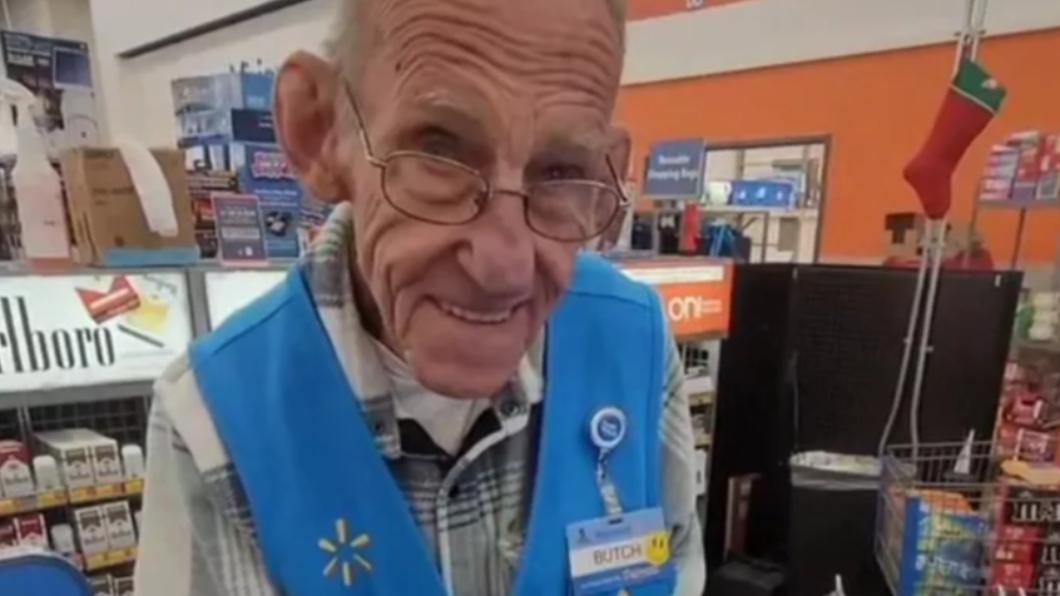 82歲的美國海軍退伍老兵馬里恩還在沃爾瑪超市上班。（圖／翻攝自GoFundMe網頁）
