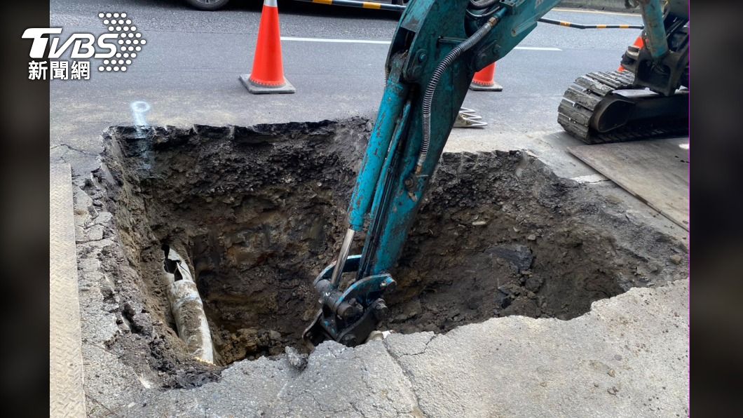 台北市光復北路驚現3公尺深坑洞，相關單位已進駐搶修中。（圖／TVBS）