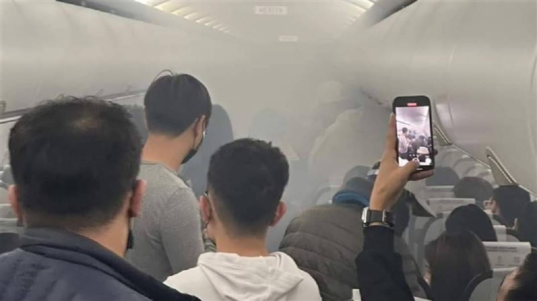 一架酷航班機疑因行動電源閃燃在機艙內引發火勢。（圖／翻攝自記者爆料網）