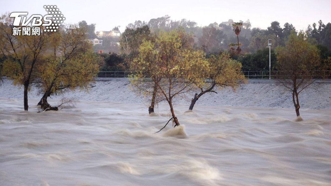加州的洛杉磯河暴漲，淹沒了整個街道。（圖／達志影像路透社）