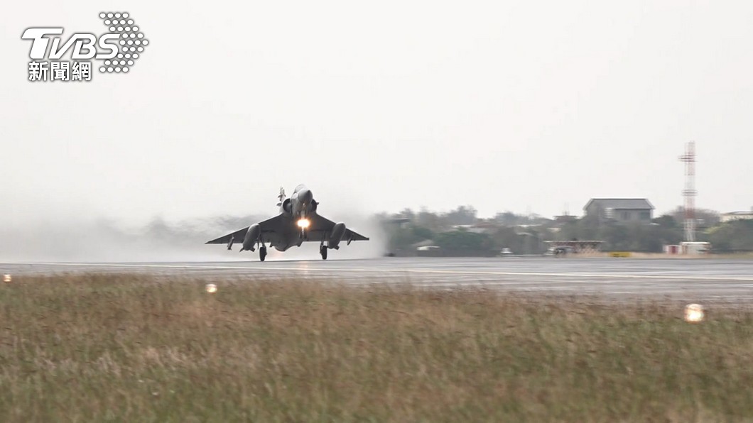 新竹空軍基地一架幻象2000型戰機，滑行中驚傳2油箱掉落。（示意圖，非當是新聞畫面／TVBS資料畫面）