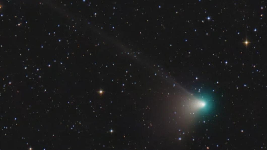 長週期綠彗星「C/2022 E3 」(ZTF）將在13日和2月2日飛掠太陽和地球，這期間有機會透過望遠鏡或「肉眼」直接欣賞。（圖／翻攝自《space.com》）