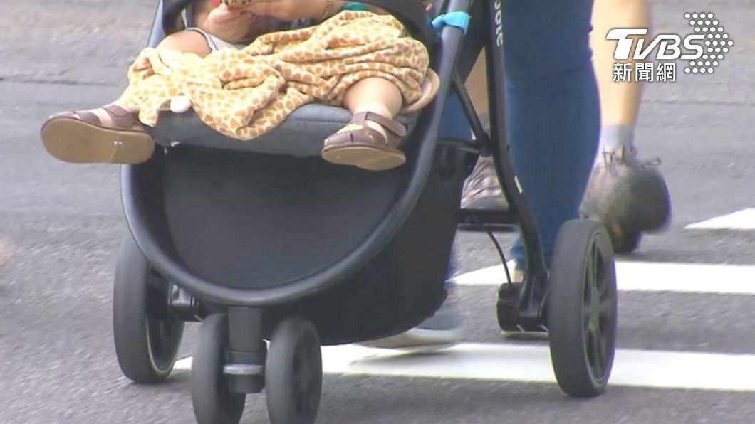 許多民眾認為推嬰兒車在街道上走困難重重。（示意圖，非當事人／TVBS資料畫面）