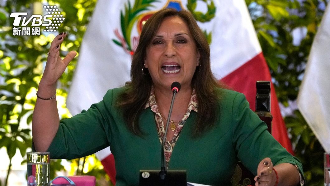 60歲的秘魯現任總統博魯阿爾特（Dina Boluarte）強硬鎮壓國內抗爭，被檢方懷疑涉及「種族滅絕」（genocide）。（圖／達志影像美聯社）