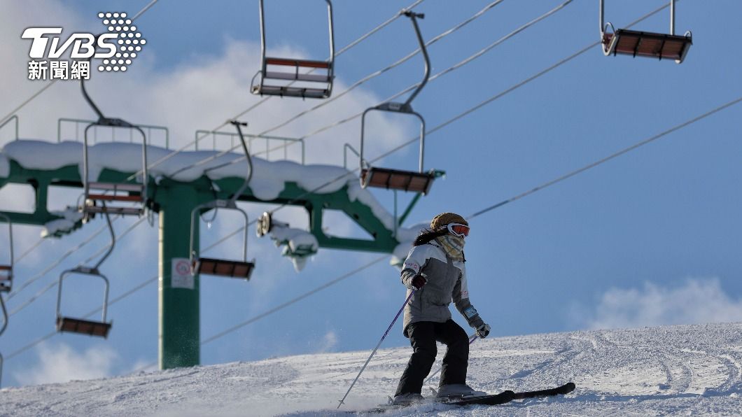 冬天滑雪季節到來，日本各地的滑雪勝地湧入大批遊客。（圖／達志影像美聯社）