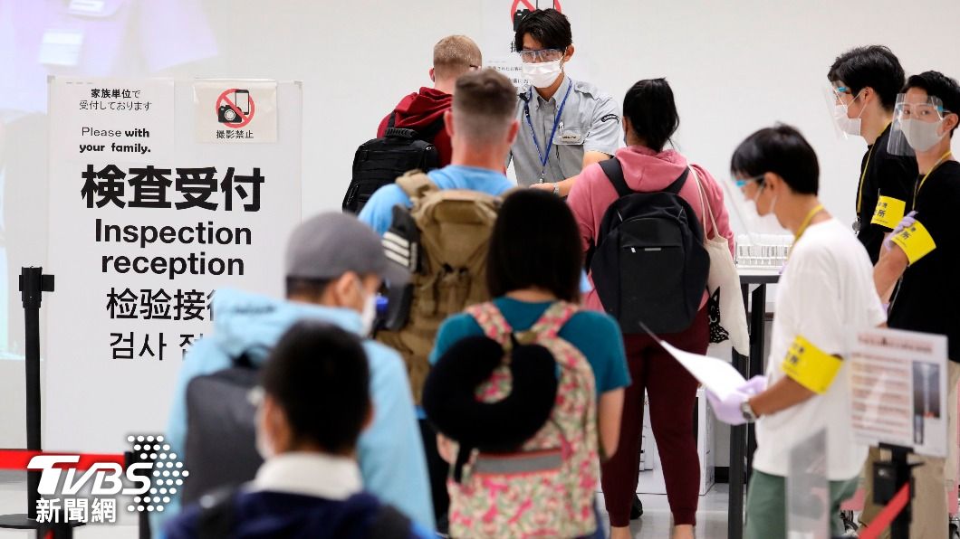 中國旅客在日本入境後被發放紅繩吊牌以利區分。（圖／達志影像美聯社）