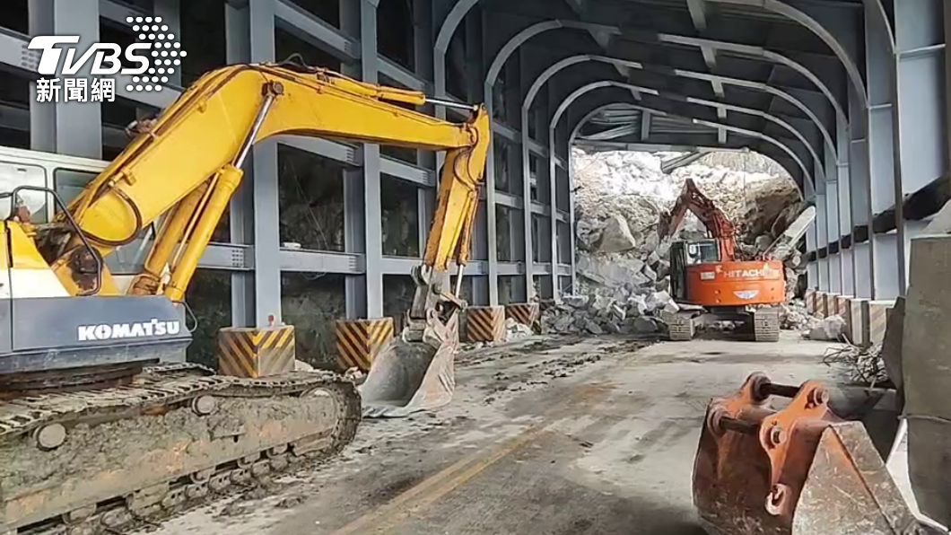 大清水路段昨（11）日明隧道約25公尺毀損雙向無法通行。（圖／TVBS）
