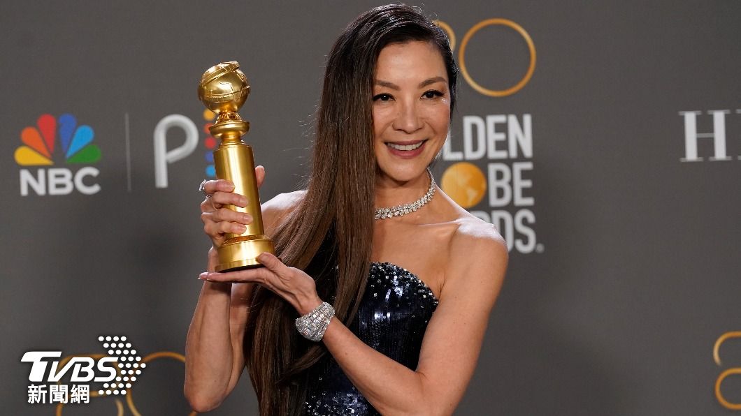 好萊塢明星楊紫瓊憑藉著電影《媽的多重宇宙》，勇奪金球獎兩項大獎。（圖／達志影像美聯社）