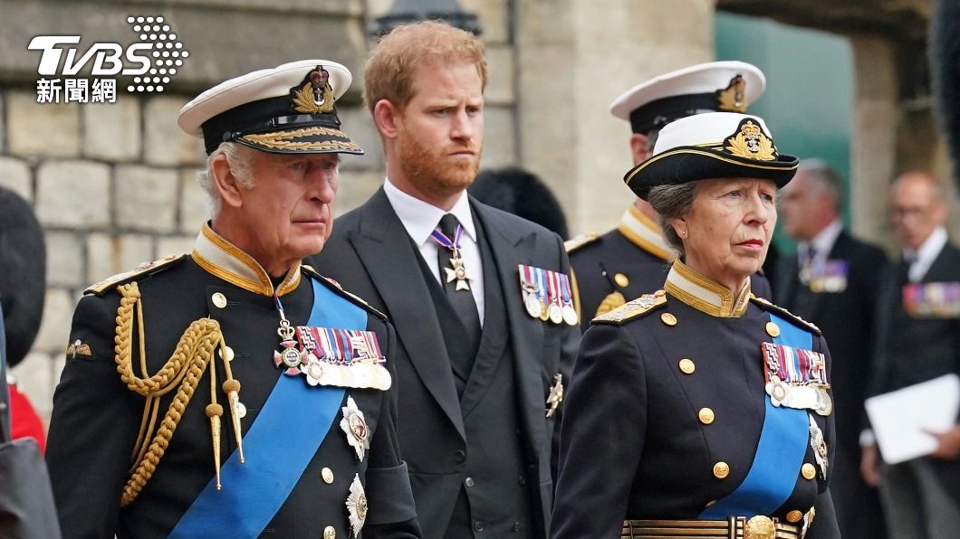 英媒指出，王室成員不歡迎哈利出席查爾斯三世的加冕儀式。（圖／達志影像美聯社）