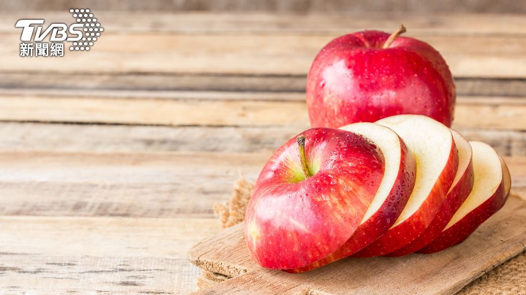 營養師建議蘋果帶皮橫切成圓片狀，才是最能保留營養的吃法。（示意圖／shutterstock達志影像）