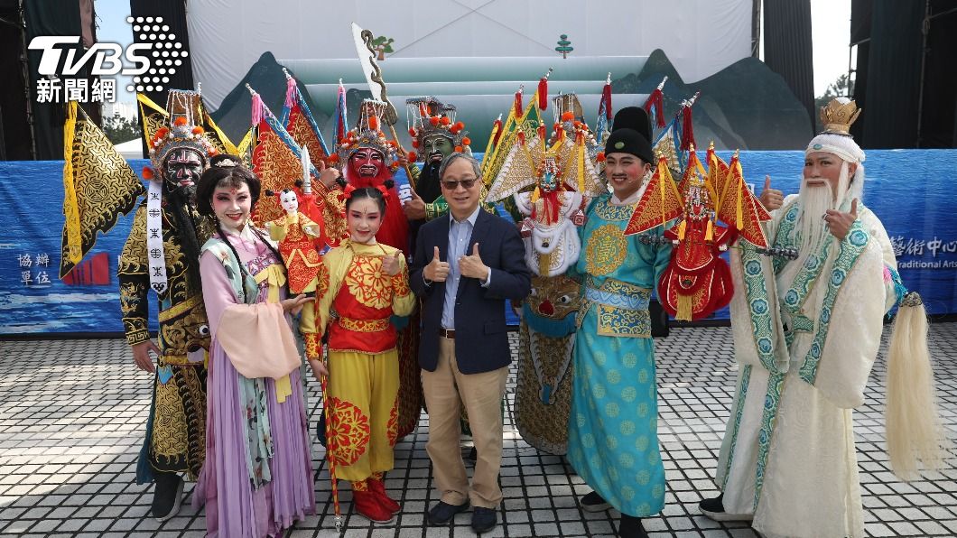 紙風車文教基金會董事長李遠（小野）（前左3）出席推廣活動。（圖／中央社）