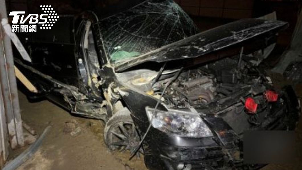 桃園平鎮昨晚發生一起自撞車禍。（圖／TVBS）