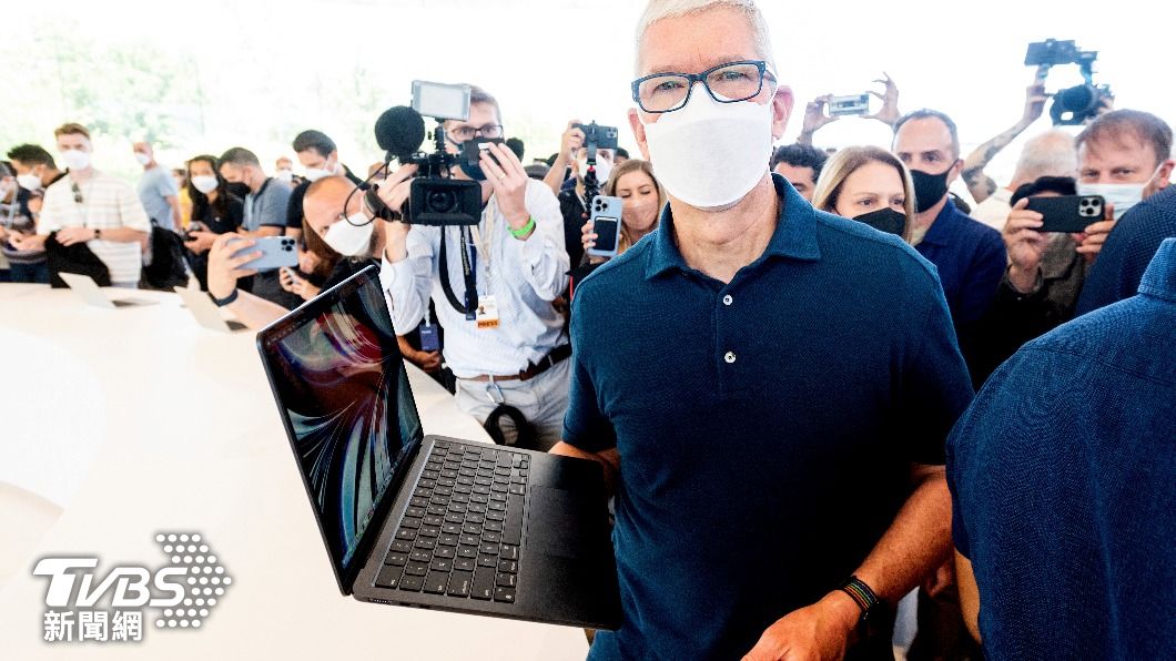 蘋果執行長庫克親自推銷新款MacBook電腦。（圖／達志影像美聯社）
