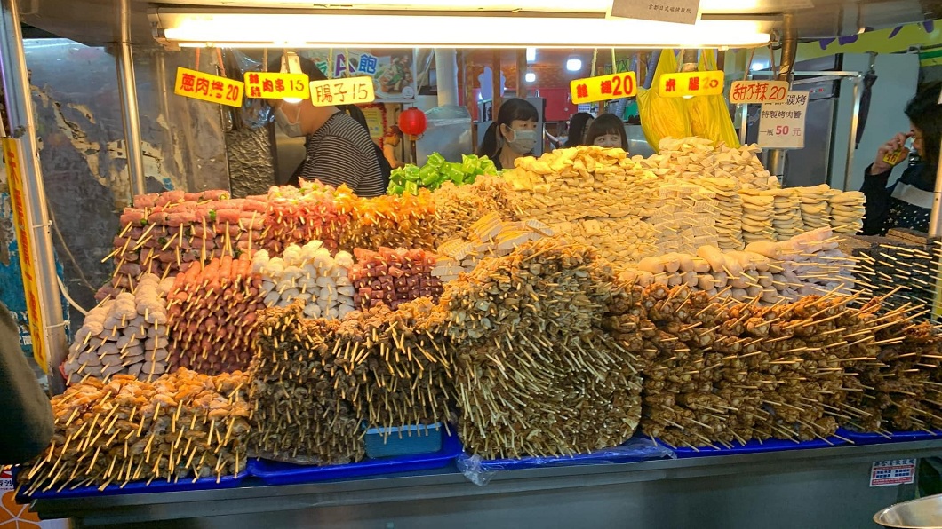 有網友分享在宜蘭一串炭烤攤發現超狂的食材擺飾。（圖／翻攝自臉書社團「路上觀察學院」）