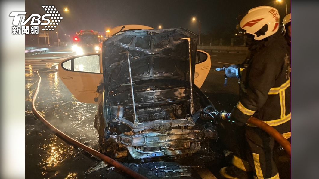 國道發生7車追撞事故，其中1輛小轎車起火燃燒。（圖／TVBS）