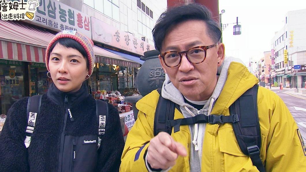 黃湘婷（左）、詹姆士（右）在韓國逛市場。（圖／八大提供）