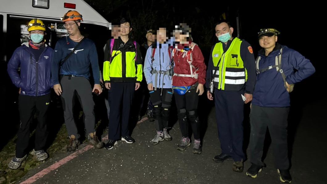 瑞芳警義消昨天夜裡順利救出受困在劍龍稜的三名登山客　（圖／瑞芳分局提供）