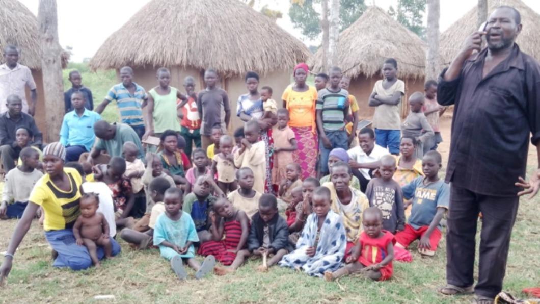烏干達路沙卡（Lusaka）67歲老伯哈薩亞，與12位妻子生下102個孩子，孩子成家後再生下568名孫子。（圖／翻攝自《每日星報》）