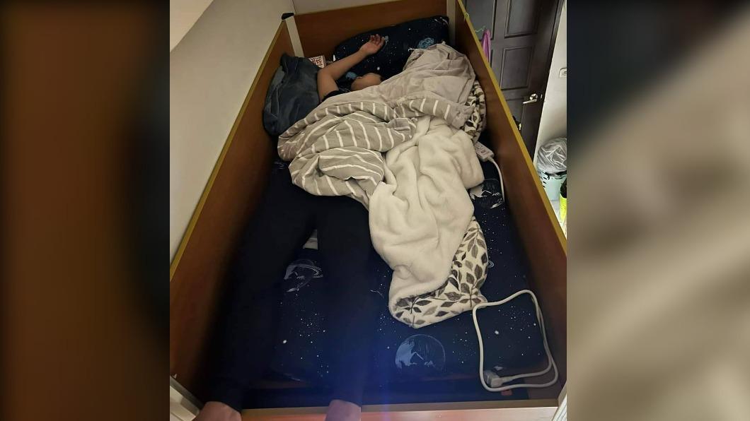 酒醉男大生誤闖宿舍房間還睡錯床位。（圖／翻攝爆料公社）