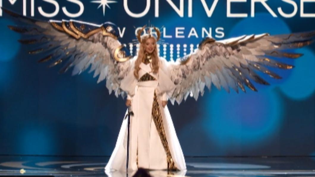 烏克蘭佳麗阿帕納申科「光之戰士」服裝超吸睛。（圖／翻攝自Miss Universe 推特 @MissUniverse）