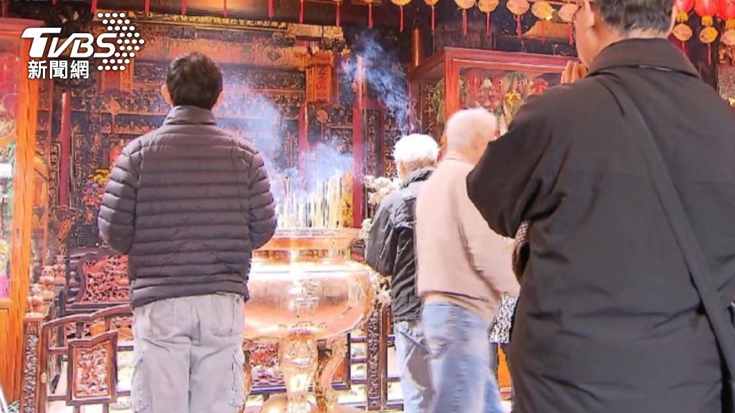 農曆新年許多人都會前往廟宇參拜財神爺。（圖／TVBS資料畫面）
