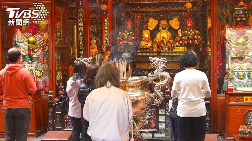 大多數民眾會在新年走春時前往廟宇安太歲。（圖／TVBS）