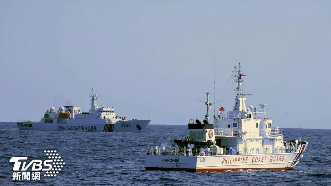 與菲律賓海巡船隻對峙的中國海警船艦。（圖／達志影像美聯社）