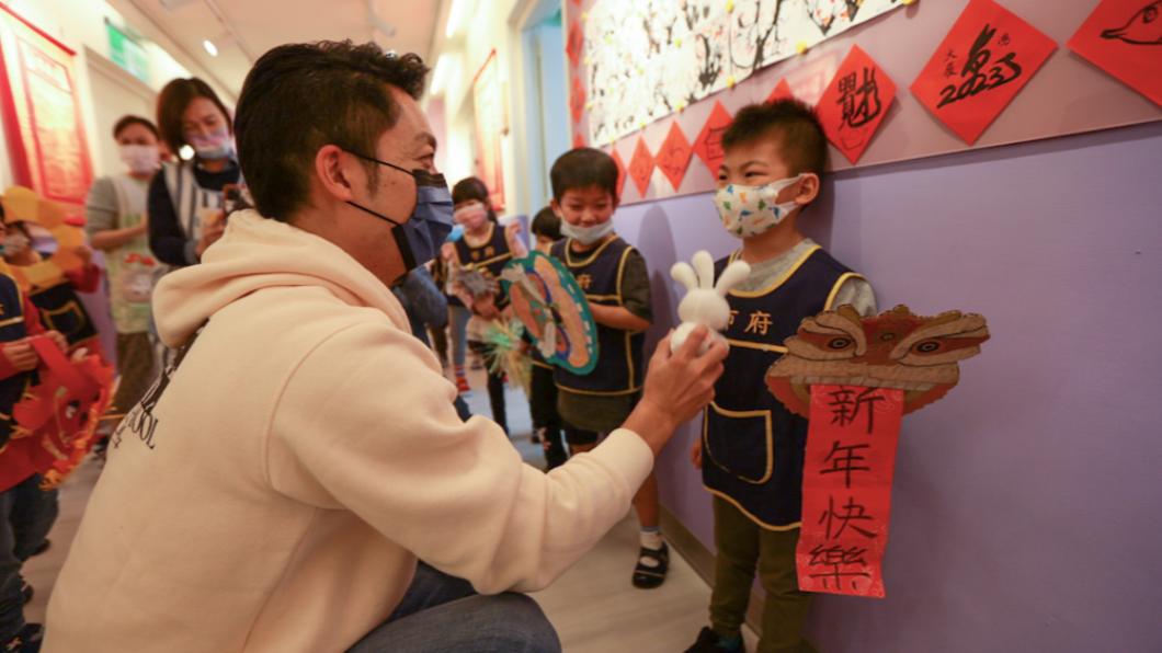 台北市長蔣萬安年前至市府幼兒園與小朋友歡慶兔年。（圖／北市府提供）