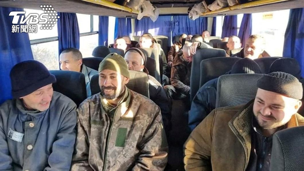 烏克蘭被俘士兵開心搭上返家巴士。（圖／達志影像路透社）