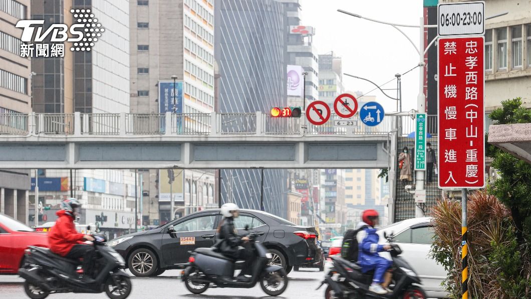 忠孝西路去年12月14日起夜間開放機車通行。（圖／中央社）