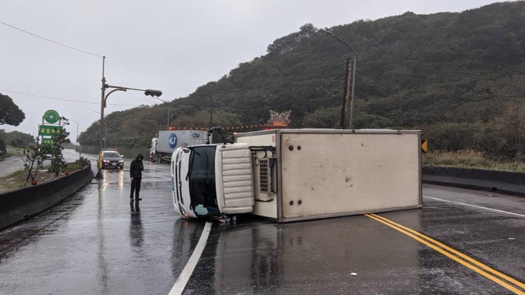 由許姓男子駕駛的貨車　翻覆在濱海公路貢寮路段　（圖／瑞芳分局提供）