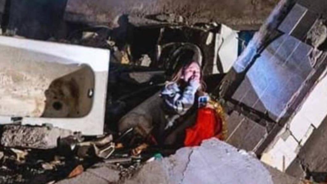 烏克蘭一名倖存女子癱坐瓦礫堆中。（圖／翻攝自 Twitter @Gerashchenko_en） 