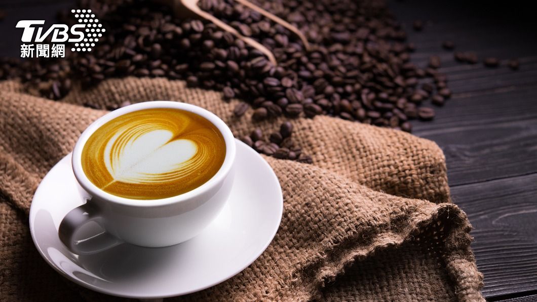 許多人會用咖啡提神，但要小心用量以免成癮。（示意圖／shutterstock達志影像）