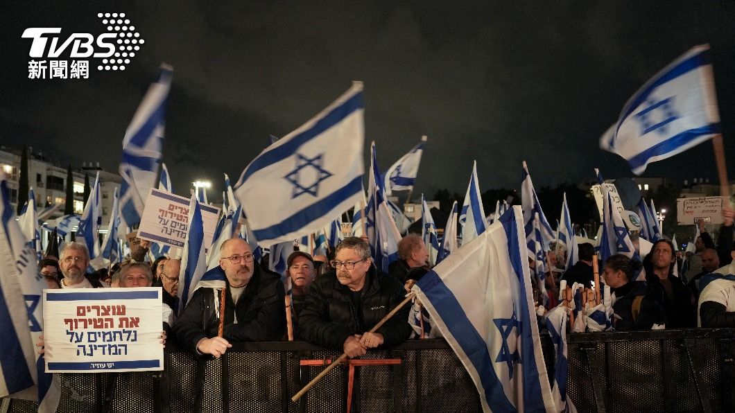 以色列逾10萬人在市中心示威。（圖／達志影像美聯社）