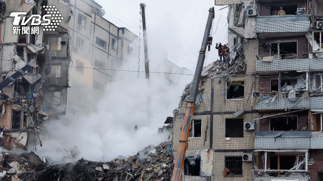 搜救人員持續在倒塌公寓廢墟中尋找失蹤者。（圖／達志影像路透社）