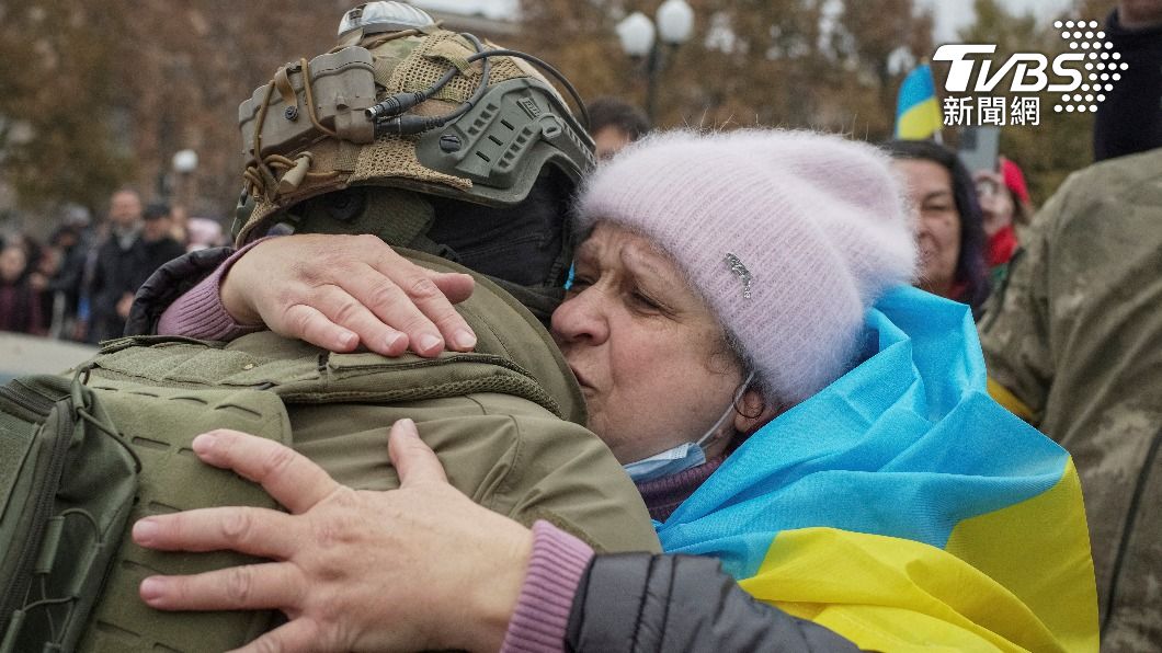赫爾松居民擁抱烏克蘭士兵。烏軍於11月奪回南部重鎮赫爾松，使自從2月俄烏戰爭開打以來即遭佔領的該城回歸烏克蘭。（圖／達志影像路透）