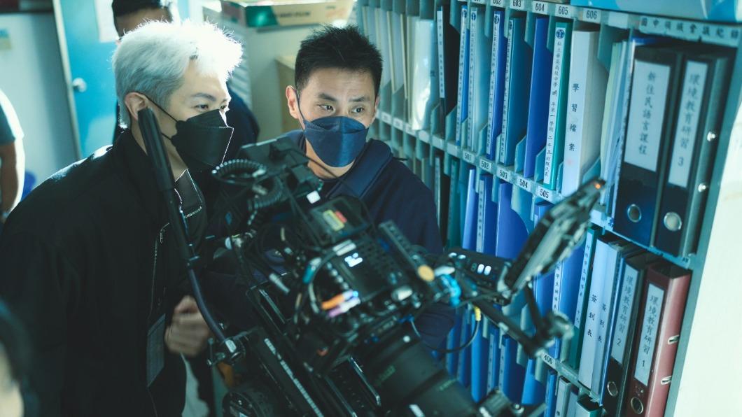 柯震東（左）執導《黑的教育》和攝影師陳大璞（右）合作默契十足。（圖／禾豐九路提供）