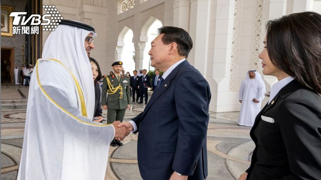 南韓總統尹錫悅（右）前往阿拉伯聯合大公國進行國是訪問。（圖／達志影像路透社）