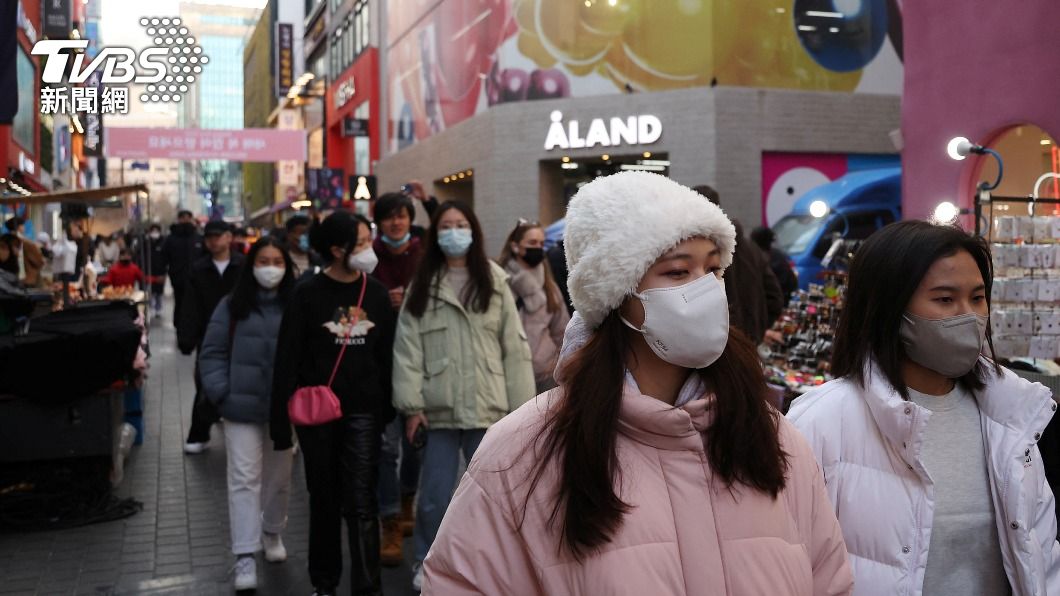 隨目前已達一半解除標準，傳南韓最快於春節假期逐步解除「室內口罩令」。（圖／達志影像路透社）