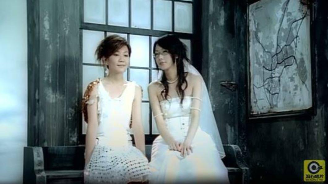 林宜萱（右）曾當過梁靜茹《瘦瘦的》MV中女主角。（圖／翻攝自《滾石唱片 ROCK RECORDS》YouTube）