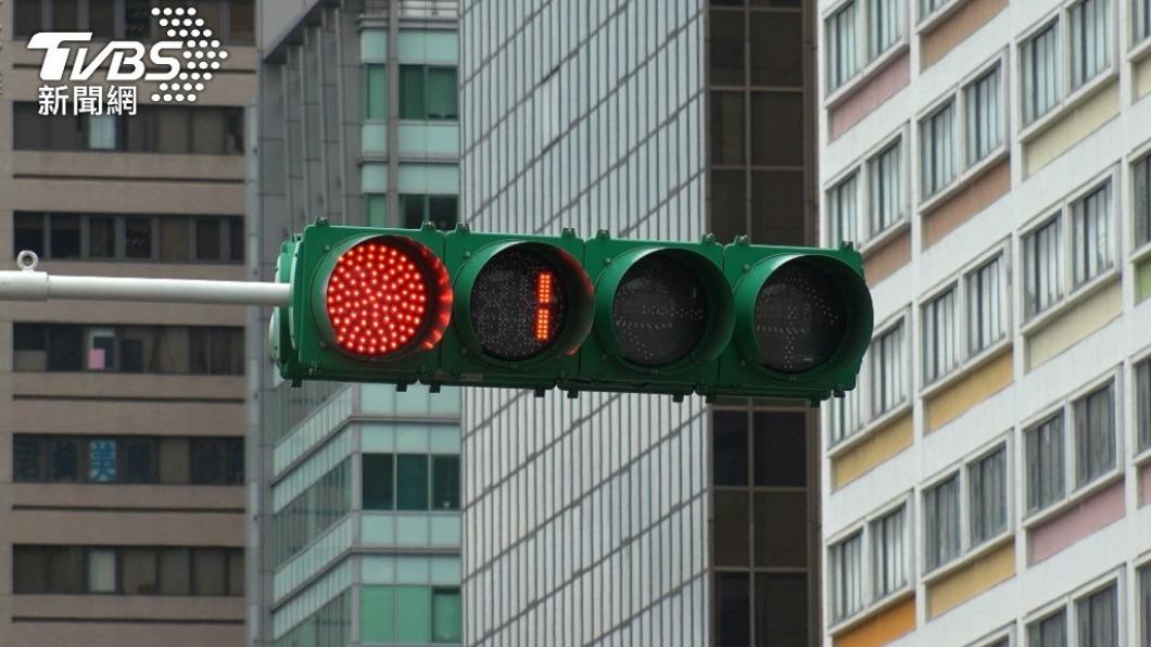 台南市某處紅綠燈1台雙載機車「卡脖」載桌子。（示意圖／shutterstock達志影像）