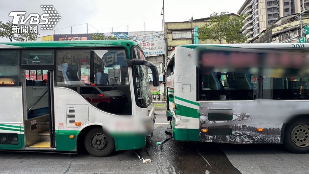 新莊區稍早傳出公車追撞事故，造成3名乘客輕傷 。（圖／TVBS）