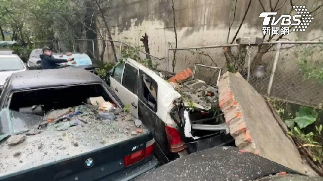 基隆市警察局拖吊場內圍牆倒塌砸車。（圖／TVBS）