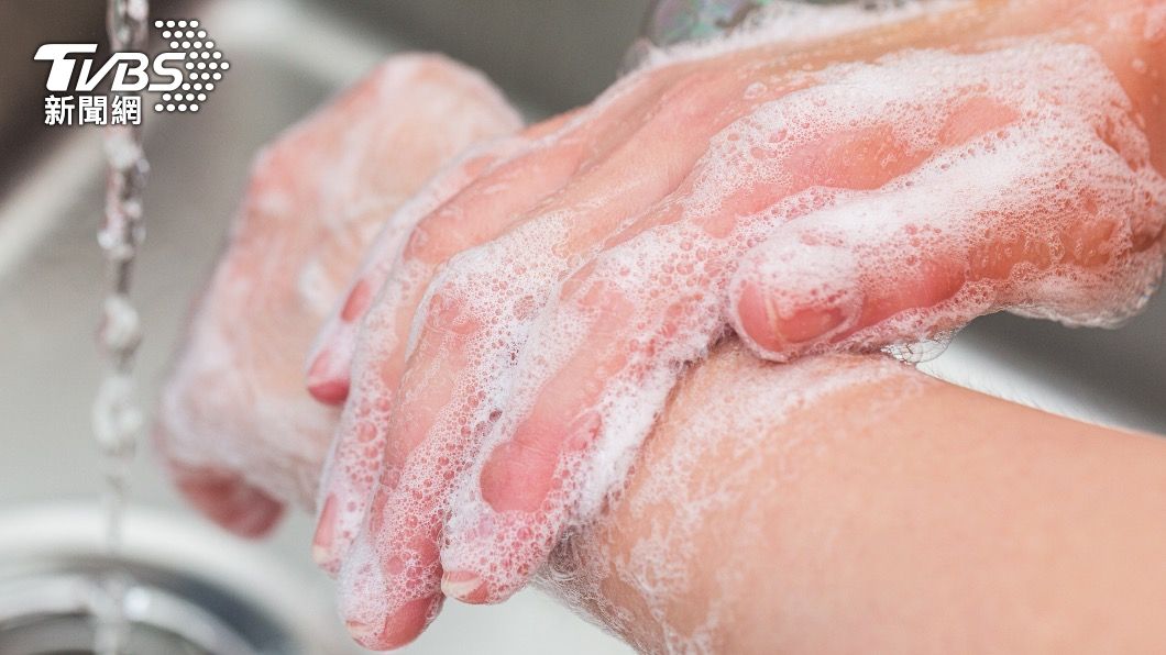 姜冠宇表示過去太強調用酒精洗手，但現在提醒我們應該要改「肥皂洗手」了。（示意圖／shutterstock達志影像）