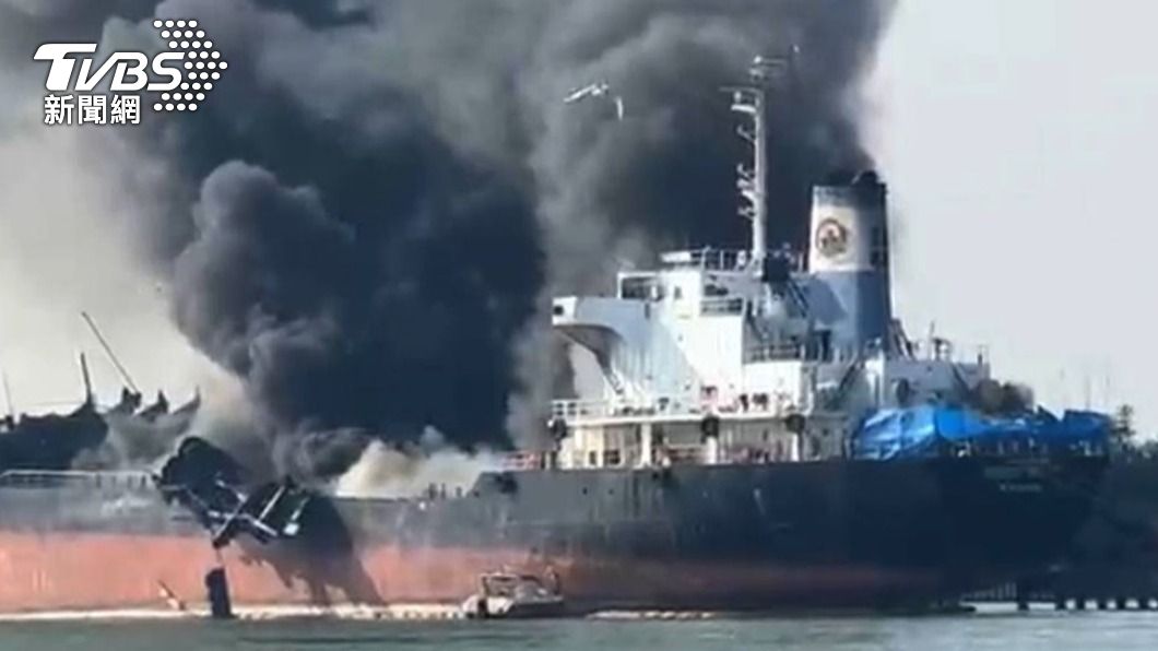 泰國油輪在維修中爆炸，冒出濃濃黑煙。（圖／達志影像歐新社）