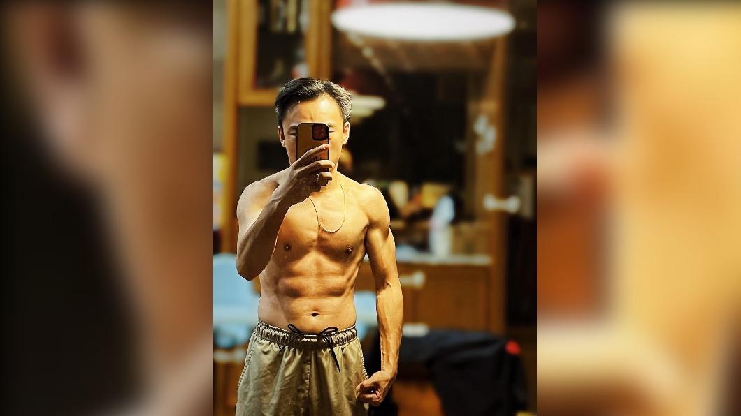 洪孟楷今年1月月1日生日時在臉書分享一張健健有成、裸上半身大秀肌肉的照片。（圖／洪孟楷臉書）