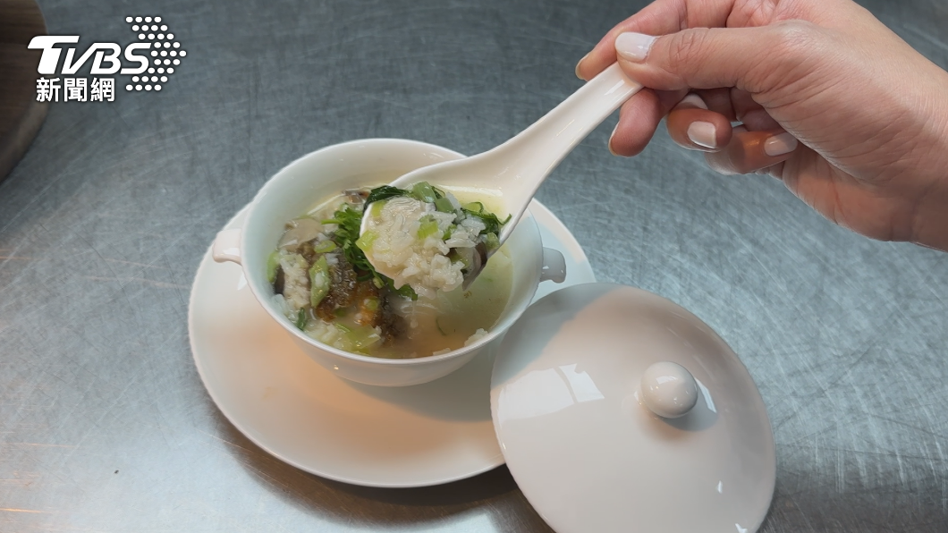 台北晶華酒店中餐廚藝總監鄔海明分享蔬菜鯧魚湯泡飯。（圖／葉韋辰攝）