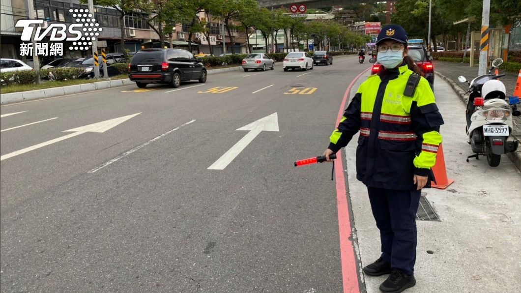 為了因應連假車潮，蘆洲分局提前啟動交通疏導工作。（圖／TVBS）